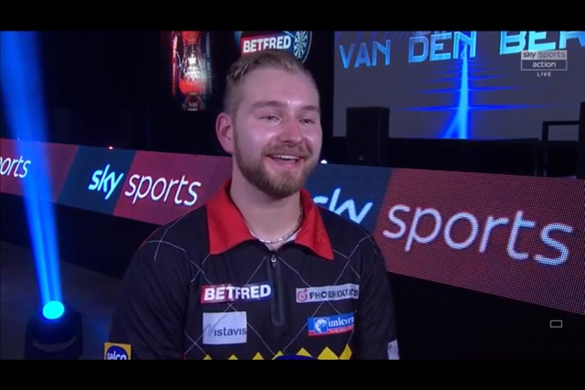 PhoenixDartEsp's tweet photo. ¡Y lo ha hecho... otra vez! ¡¡Nuestro jugador oficial #Phoenixdarts y embajador de marca Dimitri Van den Bergh ha ganado a Glenn Durrant en un increible partido y va directo a la final!!

Felicidades Dimi !! Ahora ya sólo queda.....Gary Anderson, casi nada :) https://t.co/gvM28KckqZ