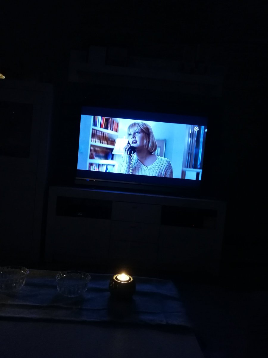 NicoleLx3's tweet photo. Now watching scream one of my all time favorites 😂👀👀 #oldbutgold https://t.co/s0HRwxoxE2