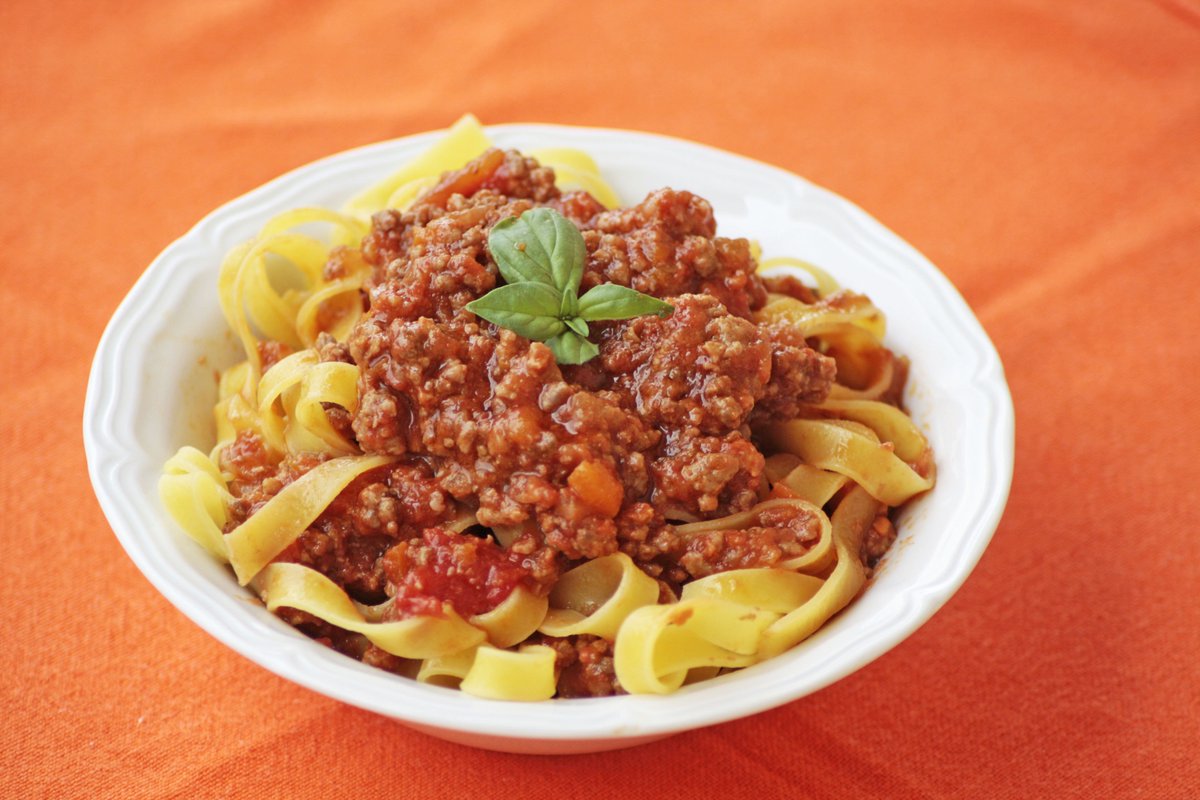 Emilia Romagna is home to one of Italy's most famous pasta dishes: tagliatelle alla bolognese/tagliatelle al ragù. Ragù is a fundamental sauce in Italian cuisine made with meat (usually beef), tomatoes and erbs. 9/?