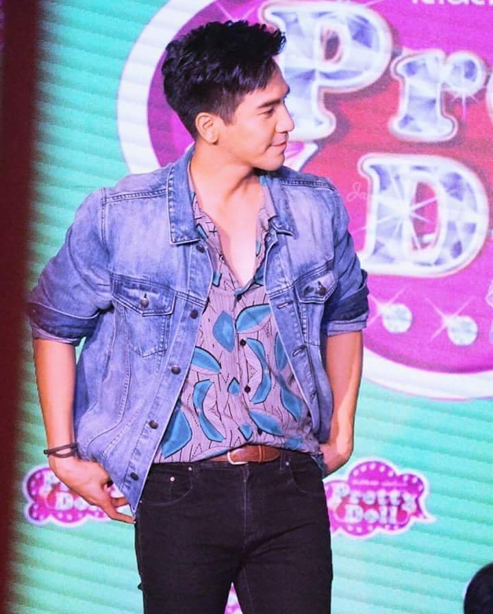 Summer2711's tweet photo. เสื้อฮาวายปลดกระดุม + หุ่นลีนๆในตำนานพร้อมแคปชั่นเด็ดของหลัว
"เป้าหมายมีไว้พุ่งชน" 555555
#พี่โป๊ปออกมาเถอะ 
#popezaap https://t.co/NQLfrq3yum