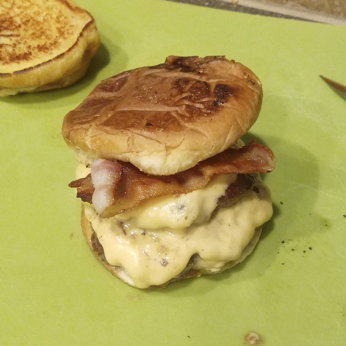ReginaldPhilips's tweet photo. Y'all are on here arguing about gorillas, bears, and rats. I'm over here smashin burgs https://t.co/3I0qxUFULV