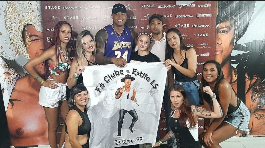 jupotulski's tweet photo. @leosantana Saudades de uma aglomeração no show do Gigante, né minha filha? @leosantana @GCamargo86 #LeoSantanaNoFortalLive https://t.co/2jlX1YQrEJ