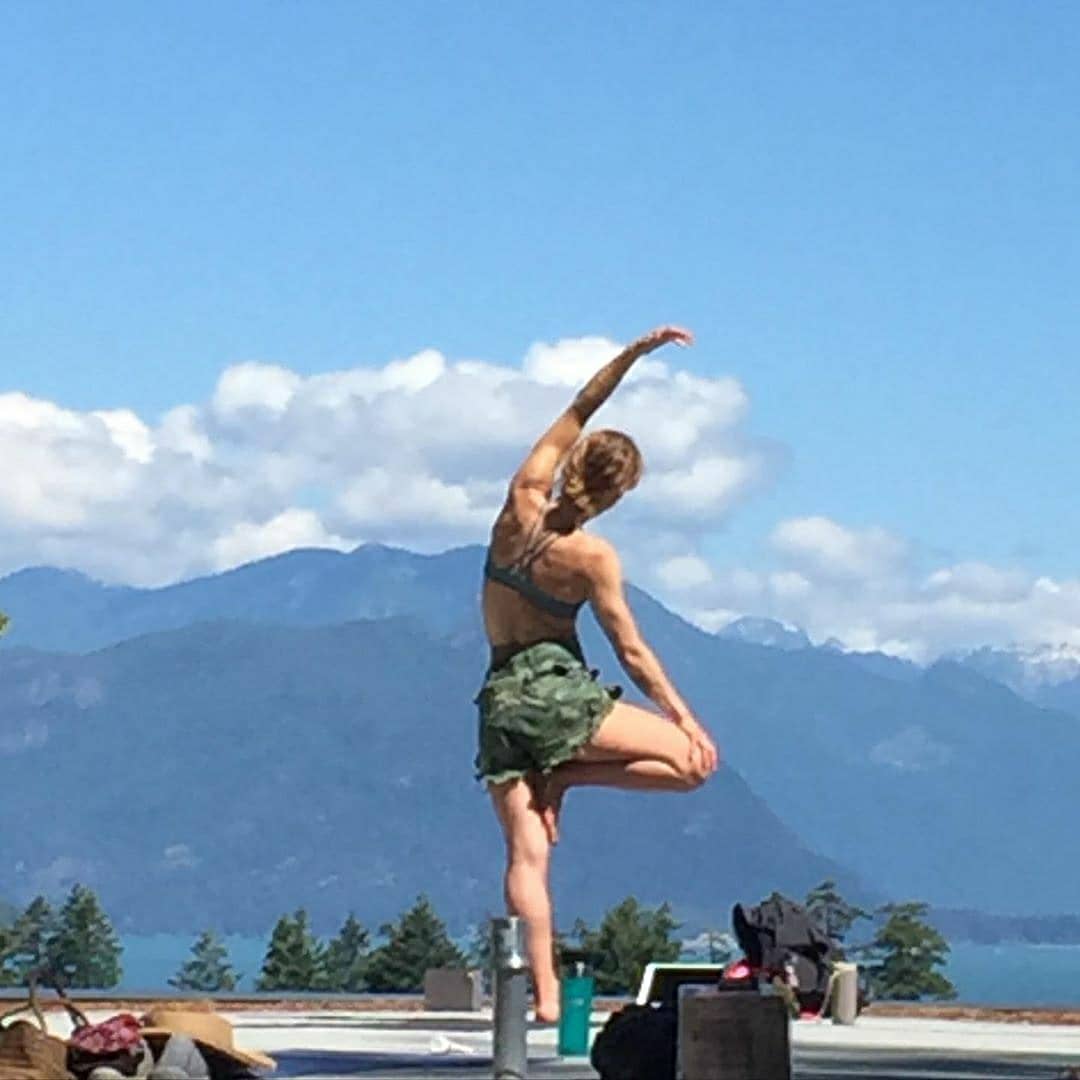 EmilyBettBR's tweet photo. ๐ท || "piedaterrediane: Birthday Yoga ๐งโโ๏ธ with @/emilybett @/allymaz over 6000$ raised for #IRC @rescueorg this morning #yoga #ontheroof โ๏ธ๐ #emilysbirthday ๐#practiceresponsibly #safedistance" https://t.co/unYOh0rLuT https://t.co/hedmu0iijR