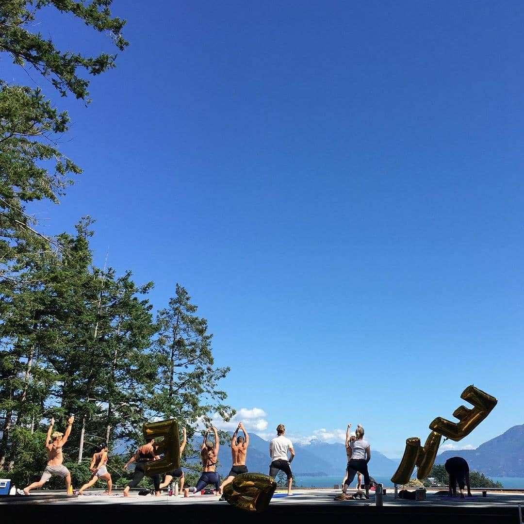 EmilyBettBR's tweet photo. ๐ท || "piedaterrediane: Birthday Yoga ๐งโโ๏ธ with @/emilybett @/allymaz over 6000$ raised for #IRC @rescueorg this morning #yoga #ontheroof โ๏ธ๐ #emilysbirthday ๐#practiceresponsibly #safedistance" https://t.co/unYOh0rLuT https://t.co/hedmu0iijR