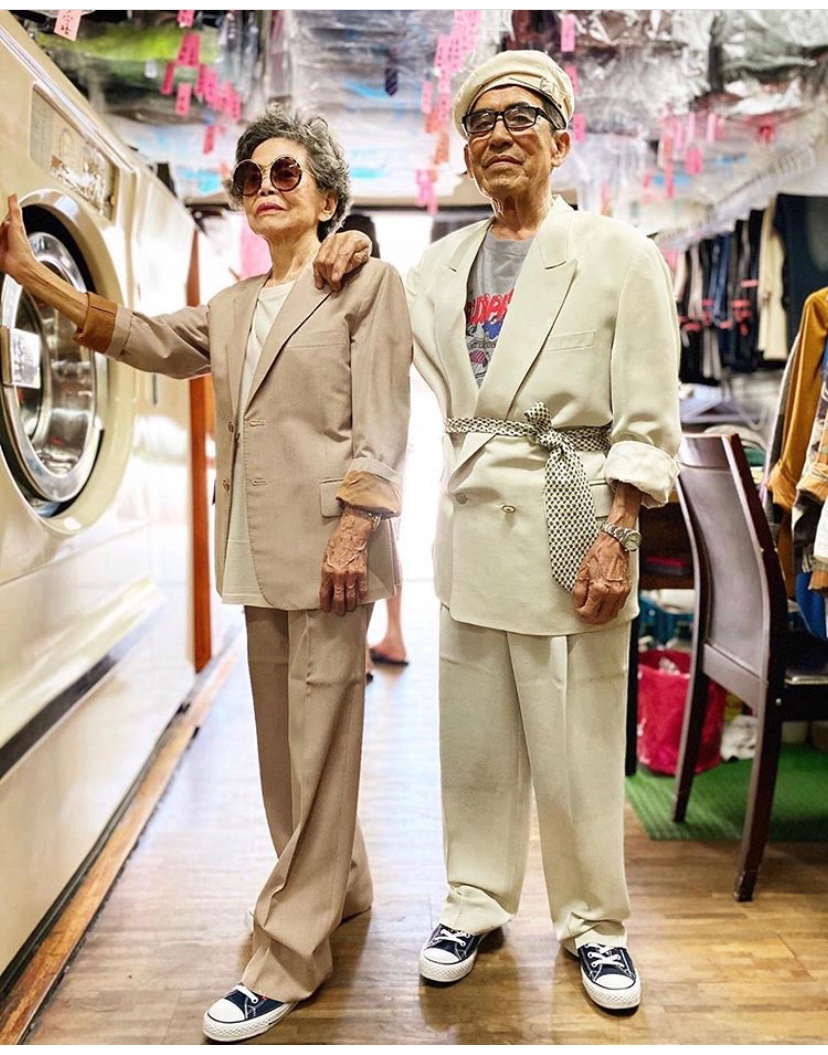 flowergrieco's tweet photo. Esto es lo mejor que leí en semanas: un matrimonio de octogenarios (83 y 84 años) posa en Instagram con las ropas que sus clientes dejan olvidadas en su lavandería en el centro de Taiwán. Obvio que son furor.
https://t.co/wzTgz3T5dq https://t.co/zUMSDZghPF