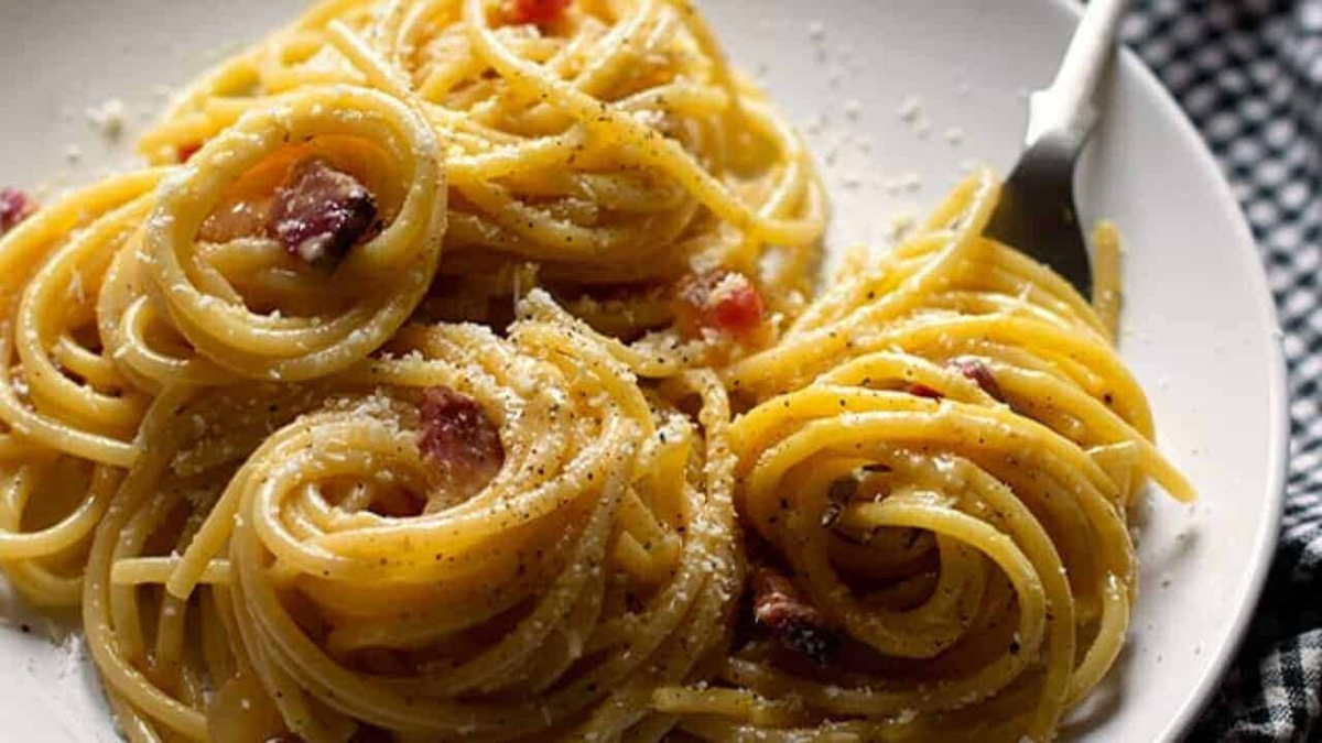 For the Lazio region of course I *have* to mention pasta alla carbonara. Usually spaghetti topped with pecorino romano, guanciale (NOT bacon) and eggs (no cream, thank you very much), seasoned with salt and pepper, this pasta dish is as iconic as tagliatelle al ragù 13/?