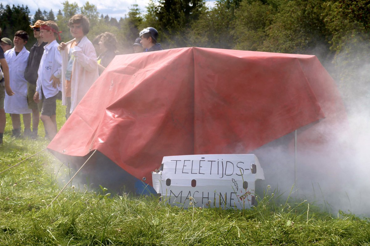SH_Jverkenners's tweet photo. Vandaag hadden we weer een heel actieve dag. We gingen door de teletijdsmachine naar de Romeinen en Grieken die vanalles voor ons in petto hadden.  💣🗡🏛🌟 https://t.co/tmdWgAuV5E