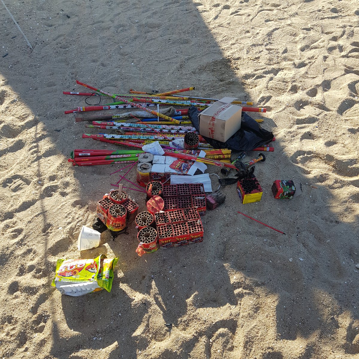 증말 바다가 더럽다.. 너무많라서 강아지랑 놀정도해변만 쓰레기 치웠는데 이만큼이나 나옴
