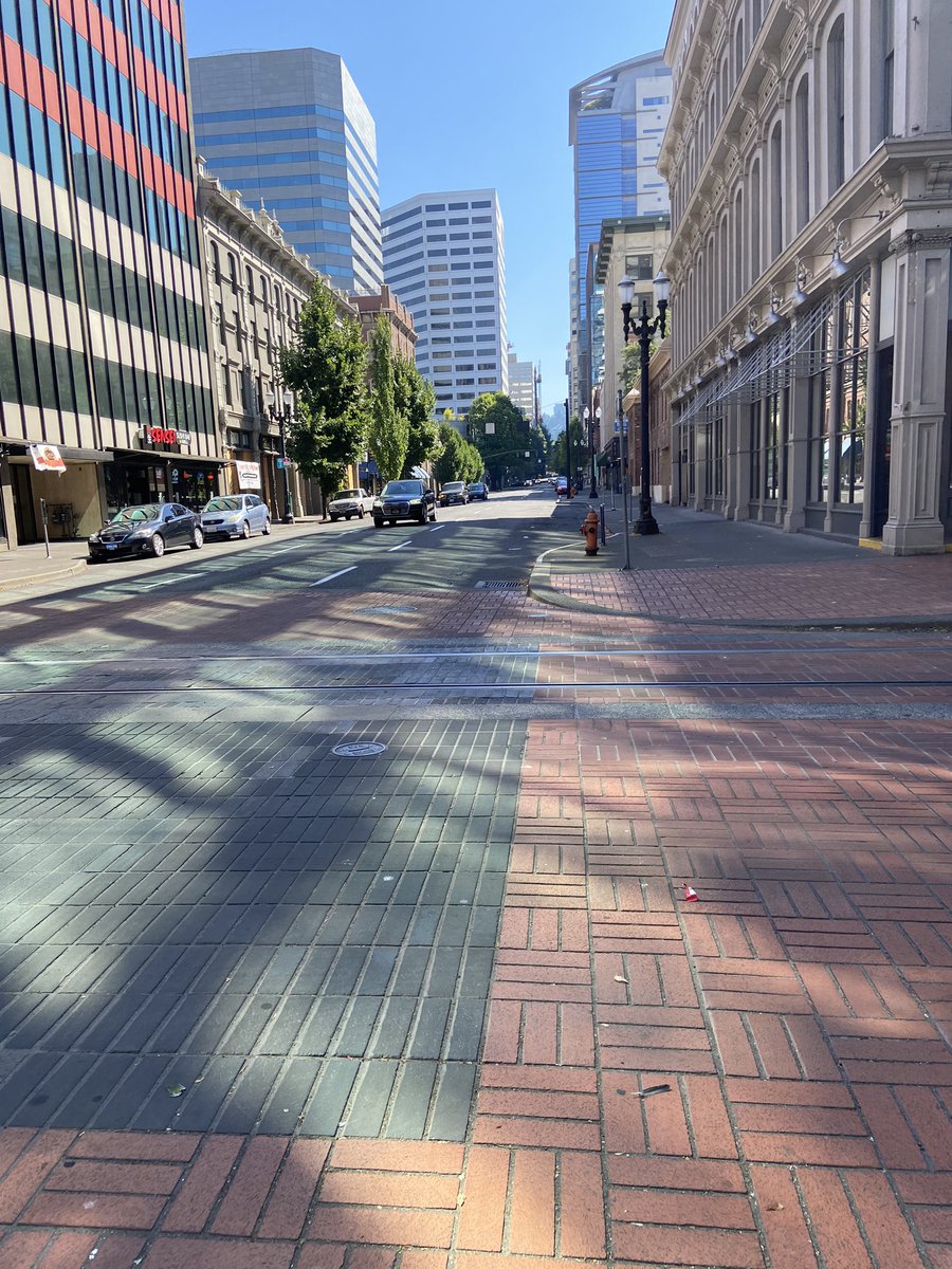 Taking my own tour of Portland’s “war zone”. Here’s the thread. 2nd and Morrison just 3 blocks from the Justice Center is clearly under siege. 1/