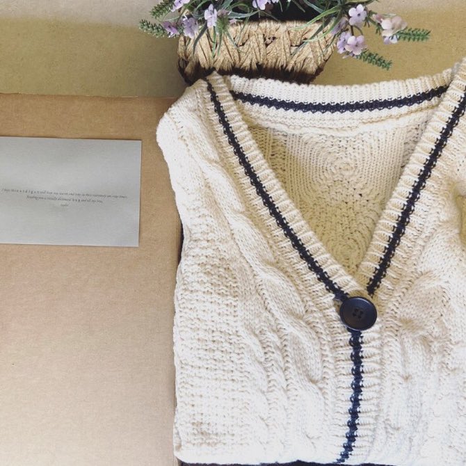 swiftobsession_'s tweet image. 📷IG| Scott Borchetta via Instagram:

“Taylor, thank you for this kind gift. Since you left Big Machine, I haven’t been able to afford any clothes. This cardigan means so much to me❤️”