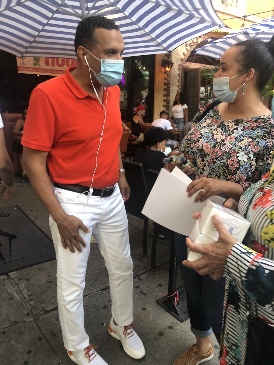 CnDelarosa's tweet photo. On Dyckman handing out PPE, social distancing signs and resources to small business owners. Our small businesses need all the support they can get to recouperate from the losses associated with COVID-19. @SeawalkRestaur1 @patepalo https://t.co/wtGhbixQUi