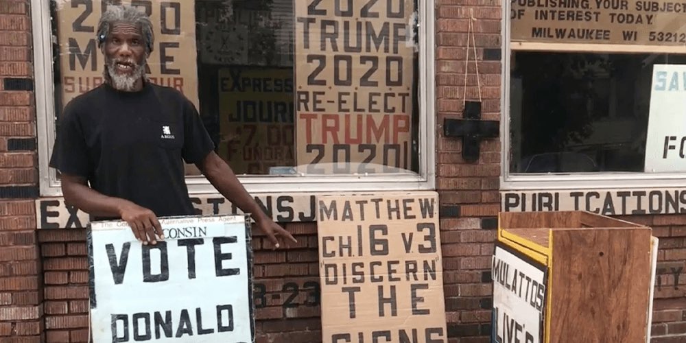 realCarola2Hope's tweet photo. Su nombre era Bernell Trammell, conocido por llevar carteles hechos a mano por las calles que dicen "Vote Donald Trump 2020”. Fue asesinado en las calles de Milwaukee, se presume motivo político. 

Los medios estarían vueltos locos si este hombre estuviera en el bando Biden. https://t.co/n9gHXYV8aS