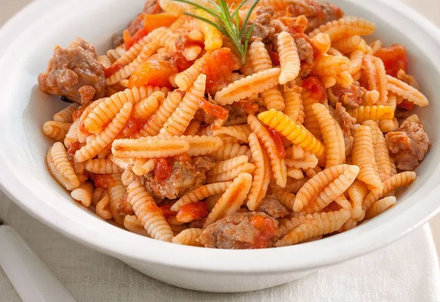 Finally, Malloreddus are a typical pasta from Sardinia. Traditionally, they are served with a sauce made from sausages, onion, tomato sauce and a pinch of sapphron. 21/?
