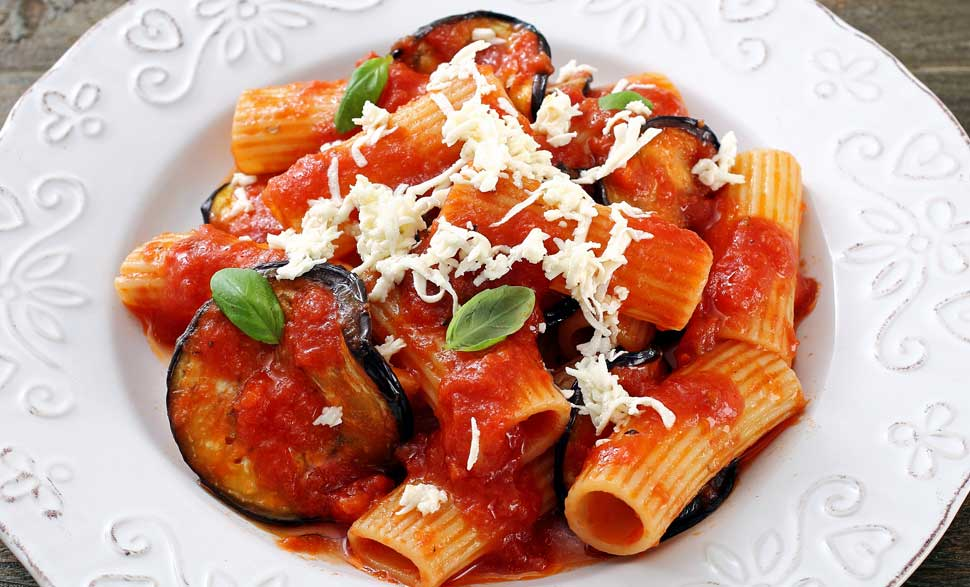 Sicily time! A typical pasta of this region is 'pasta alla norma', usually maccheroni served with tomatoes, fried eggplant, seasoned ricotta and - of course - basil. 20/?