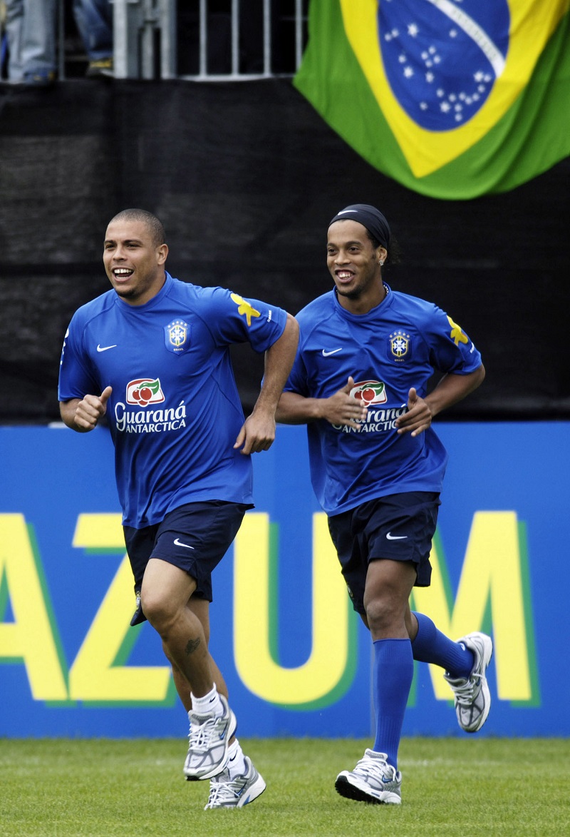 LMDFoot_'s tweet image. Guardiola : "Le sourire du foot était brésilien, des joueurs comme Ronaldo et Ronaldinho, j'en ai pas vu dans la nouvelle ère du foot. Ronaldinho, s'il avait été plus discipliné, et Ronaldo sans autant de blessures, ils auraient été les 2 plus grands joueurs de l'histoire" ❤🇧🇷