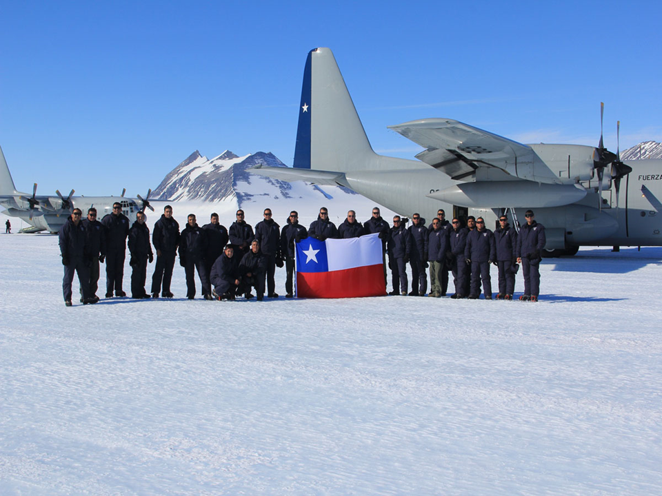 guarenespacial's tweet photo. #LaAntarticaEsChilena Pista de Glaciar Unión; Círculo Polar Antártico. Presencia aérea de Chile 🇨🇱 https://t.co/XT9l8pAqCo
