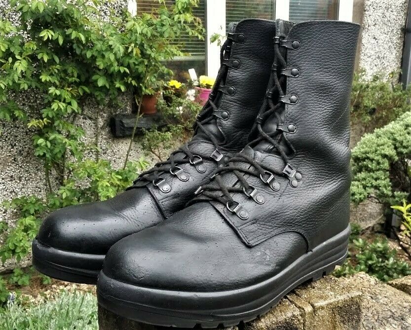 MOHAWK_RETRO's tweet photo. #Swiss #Army #SF #Combat #Para #Recon #BOOTS #Black #Military UK size 10.5 #bikers #Reenactment #ParaBoots #Mountain #Troops #Hiking #Hill #Wallking #BlackMountains #Training #Backpacking #Expedition  https://t.co/YtcbeHgtYb via @eBay_UK https://t.co/qCmlSUmOJW