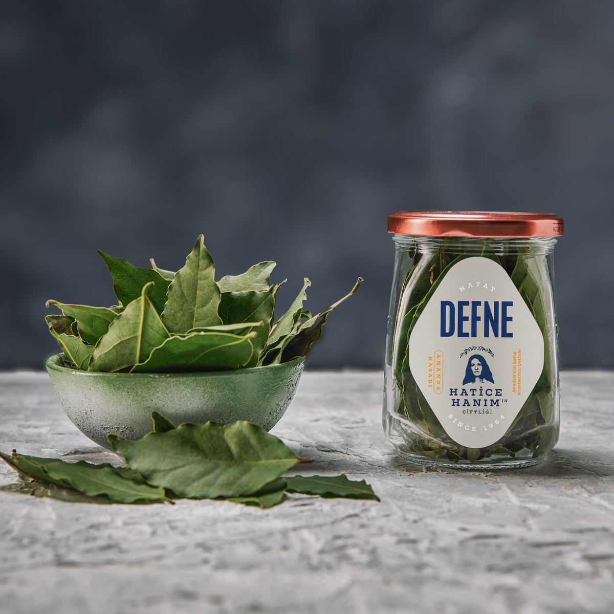 Balıklarda, et yemeklerinde ve salatalarda kullanılan defne yaprağı bu yemeklerin ağır et kokusundan arınarak hafifçe aromalanmasına yardım ediyor. 

#vegan #organik #defneyaprağı #biliyormuydunuz #ilginçbilgiler #sağlıklıyasam #doğalyaşam
#Hatay #hataylezzetleri