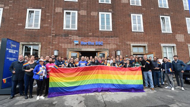 AmateureSupport's tweet photo. Übrigens nochmal etwas verspätet eine Botschaft. Wir stehen gegen jede Diskriminierung und Anfeindung der die queere Community ausgesetzt ist. Sei so wie du bist! Happy Pride 🏳️‍🌈 #CSD2020 https://t.co/iof4exospr