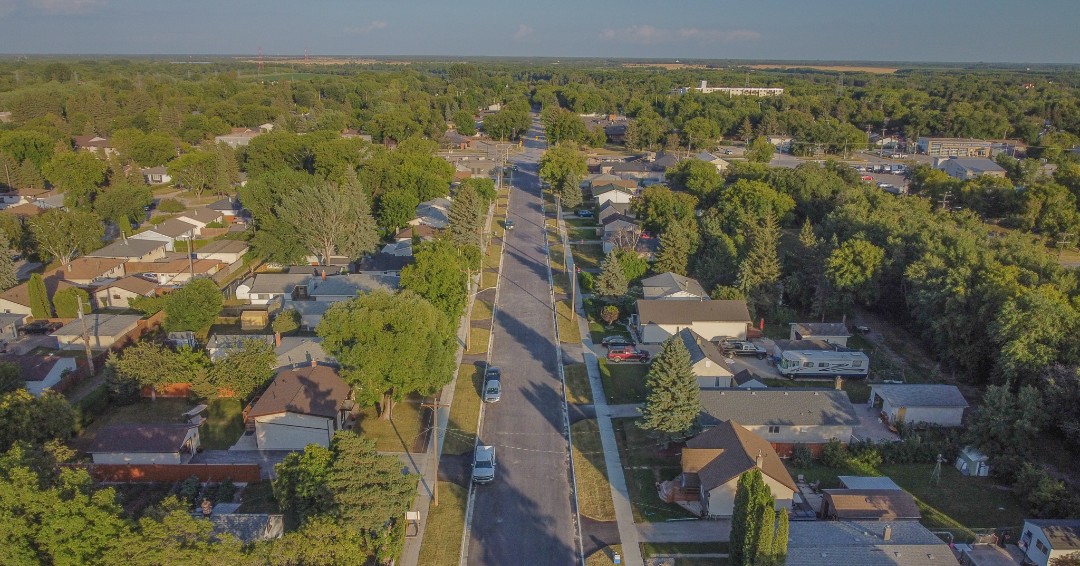 cityofselkirk's tweet photo. After 3 years, the western block of Manchester Ave. is finally complete 👏

It wasn't just the road that was completely reconstructed. Basically the whole sewer, storm water and water systems under the street were completely redone 🛠️

Full story ✍️: https://t.co/4bthUPRZ4c https://t.co/nx7ZA0tj97