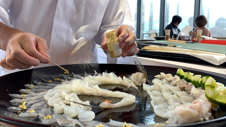 BosonDeHiggs4's tweet photo. Le #fugu, le poisson mortel du Japon.
Il est porteur d’un poison mortel, la #tetrodotoxine, qui n'a pas d'antidote.
Il est préparé dans les règles de l'art  par un cuisinier spécialement formé pour cette tâche (il faut lui retirer le foie et les gonades)
@Macky_Sall
@elhadjkasse https://t.co/TAxMqtr7dk