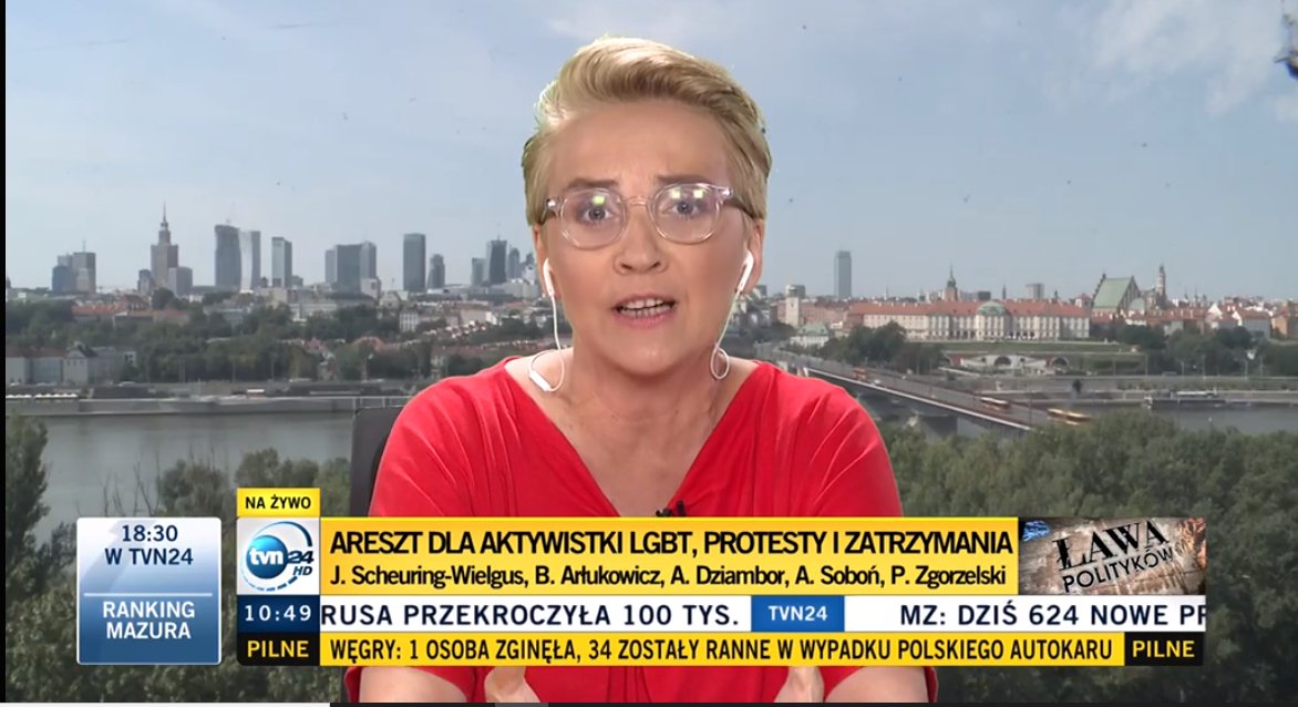 WaclawJan's tweet photo. "Policja była brutalna, doprowadziła do łapanki na ulicach Warszawy, wyciągała ludzi na spacerach, został zaaresztowany zagraniczny turysta. Do posłów dzwonili zrozpaczeni rodzice pozbawieni kontaktu z zatrzymanymi dziećmi. Skuci zostali w samochodzach pobici (RPO)."
@JoankaSW https://t.co/mN35nbFIaZ