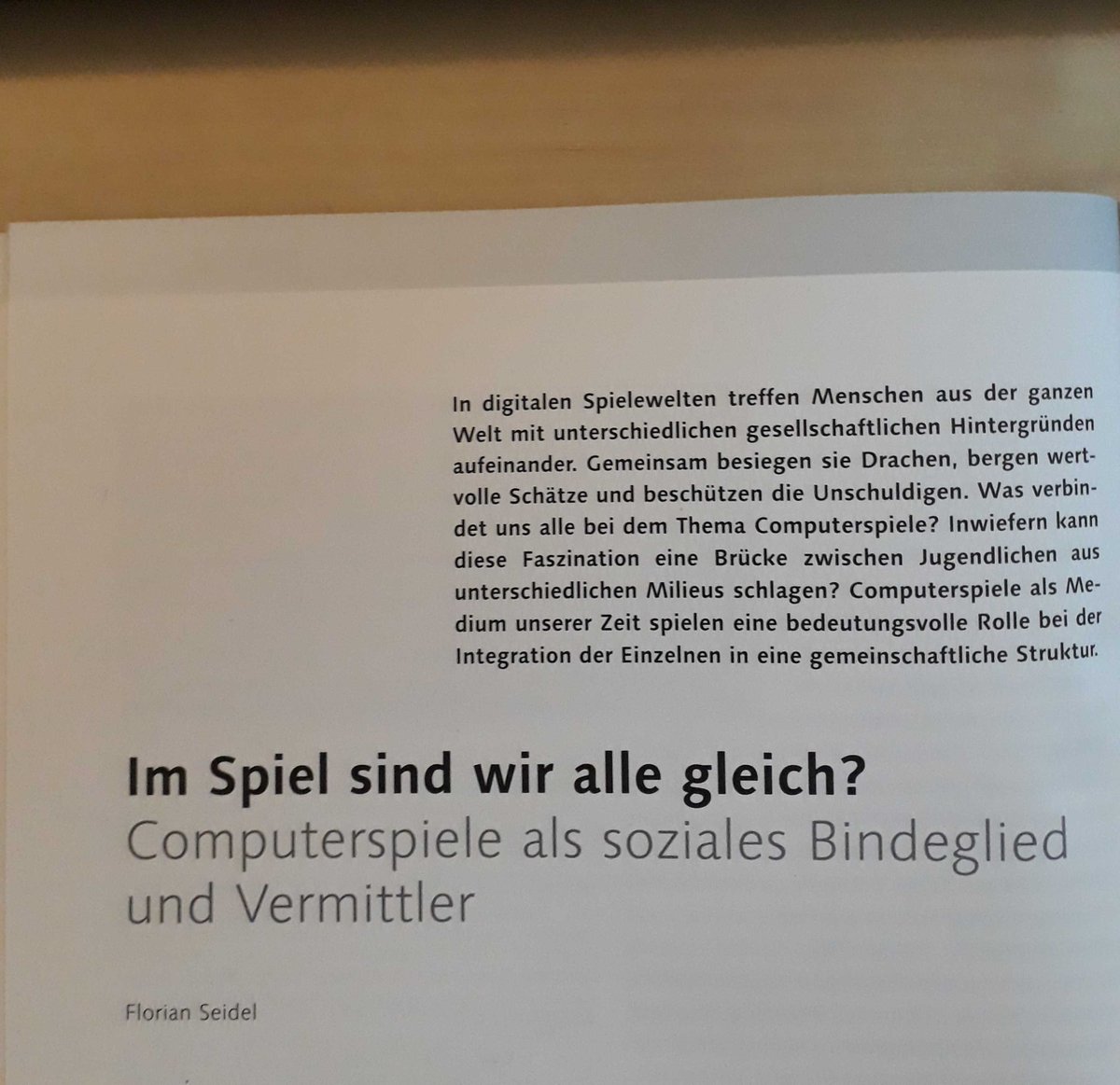 In der aktuellen merz ist unser Mitglied Florian Seidel (@metalflosolid) mit dem Beitrag "Im Spiel sind wir alle gleich? Computerspiele als soziales Bindeglied und Vermittler" vertreten!
Die vielfältigen Potenziale digitaler Spiele gilt es zu erkennen und auszuschöpfen.