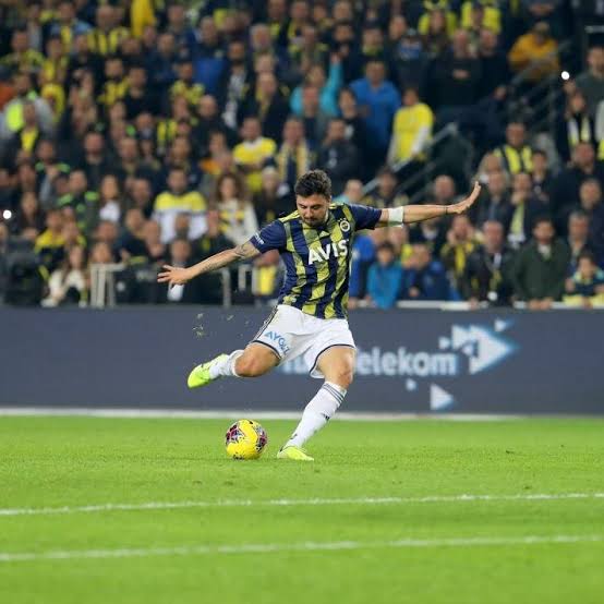 Bazı aptallar hala Ozan'ın fizik yapısını, iri kemikli olduğunu anlayamamış çocuğu şişman birisi olarak algılıyorlar. Şu an da en fazla 4-5 fazla kilosu vardır onu da kamp süresinde zaten verir. Kimse bilip bilmeden konuşmasın. Futbolcunun bacağının çöp olduğu nerede görülmüş