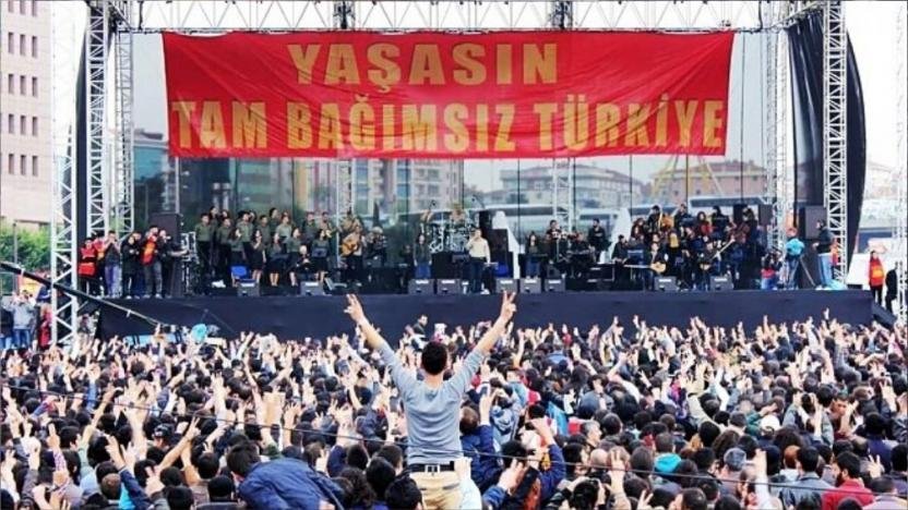 Kapitalist dünyanın yozlaşmış kültürüne karşı, topyekûn, her alanda mücadele gibi emperyalizmin yayılmacılığına ya da egemen sınıf çıkarlarını ezilen halklara dayatma ve benimsetme politikalarına ve erkine karşı mücadele gereklidir, hatta zorunluluktur. #GrupYorumSusturulamaz