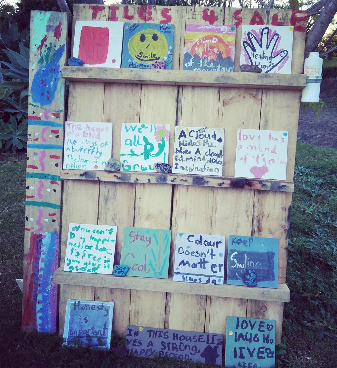 犬のお散歩中、ご近所さんで見つけた #honestybox 無人販売所。子供が描いたであろうタイルアートが売られてて可愛い! ちゃんとメッセージ性のある #quotes が描いてある😉
#colourdoesntmatterlivesdo. 
#keepsmiling #honestyisimportant #healinghands #wellallgrow #staycool #lovelaughlive