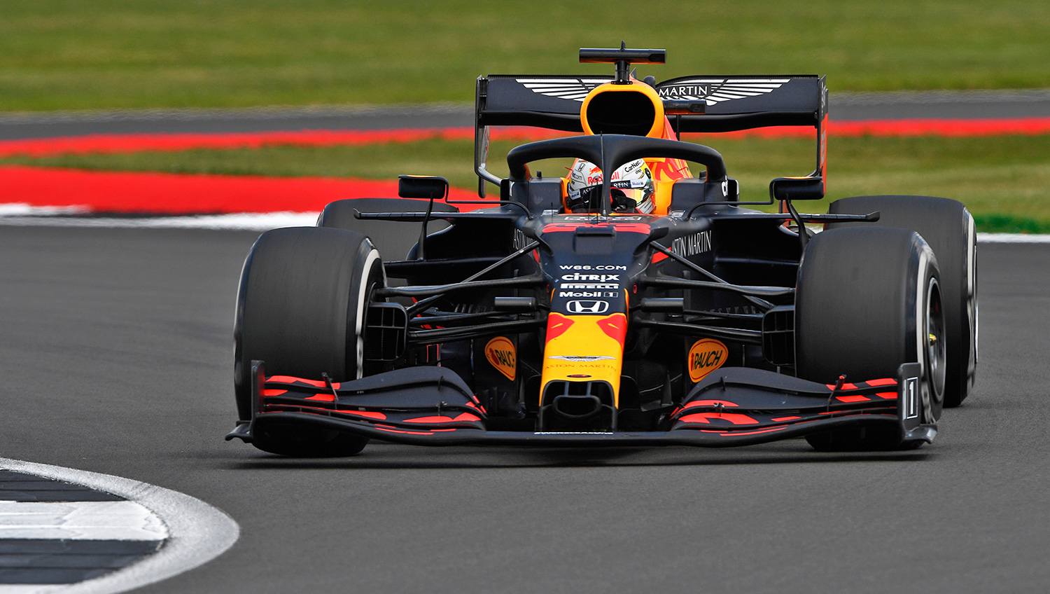 Max Verstappen könnyedén győzte le a gumikkal szenvedő Mercedeseket a Forma-1 ünnepi nagydíján