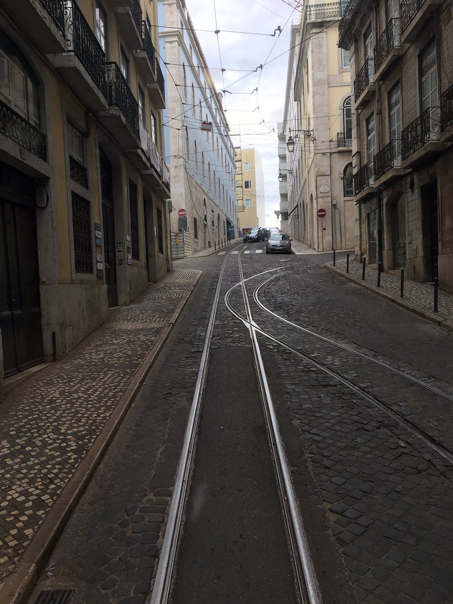 SimonZev's tweet photo. Here’s an interior view, &amp; then out the back we see some unique p-way overlap👀 @GarethDennis where trams turning right up Rua Duques de Bragança go across the eastbound track on Rua Victor Cordon. These old units are fanstastic fun! 
#TravelbyTrain #TrainTravel 
#Lisbon🇵🇹 https://t.co/Wt34hZGIjI