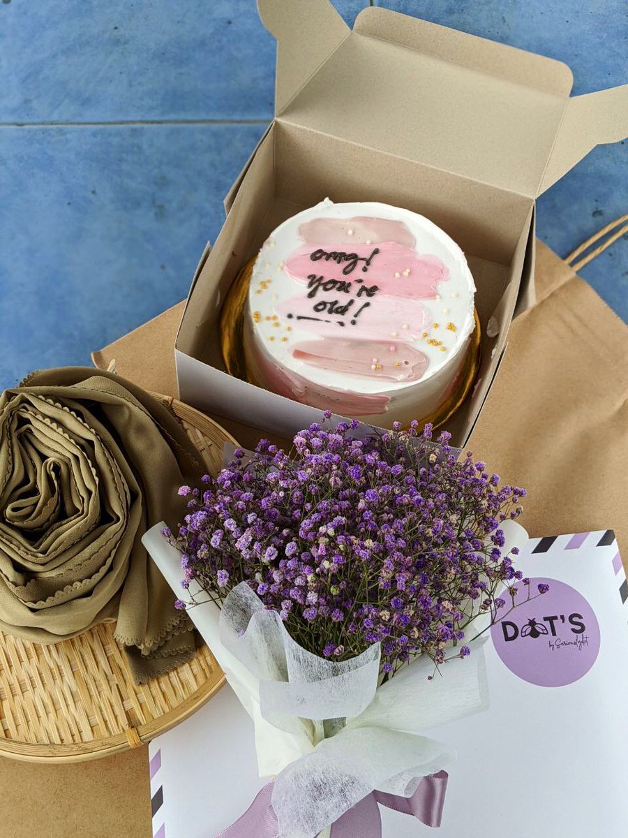sailllllld's tweet photo. @thedotsapparel NAK BAGI SEMUA NI FOR FREE! 
tengok latest tweet mereka tau 💕

•Shawl
•Korean cake from @gifandco 
•Bouquet 
•Card

JOM JOIN GIVEAWAY ✨✨
#sharerezeki https://t.co/9bf73uIz8F