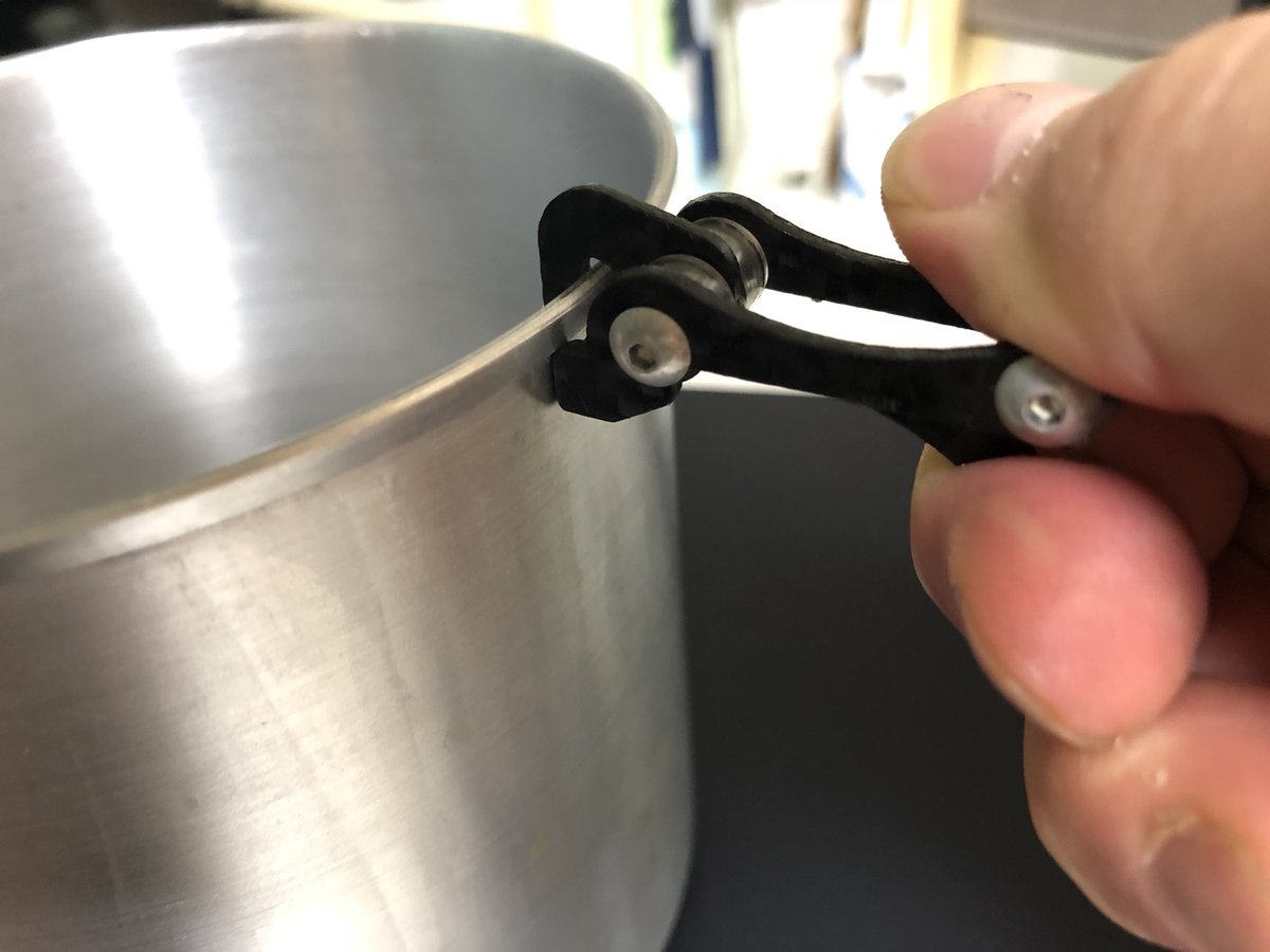 恐らく世界最小最軽量の鍋つかみ。カナダのsuluk46のmikasa pot lifter。カーボン製で意外に使える。