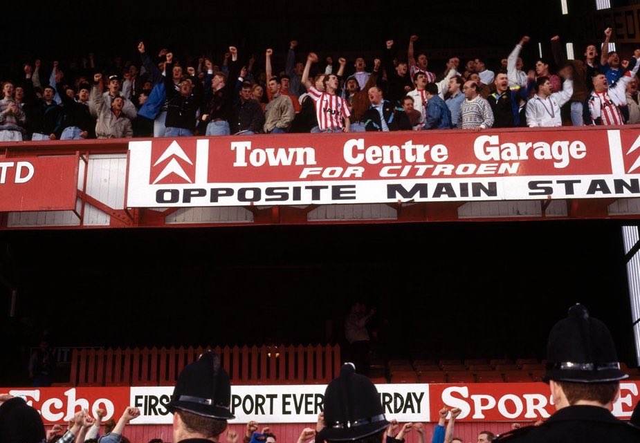 CardsMackem's tweet photo. And we are mental and we are mad...
What a photo! Take us back #crazycorner #mainstand #rokerpark #safc #Sunderland #sunderlandtilidie https://t.co/rHlGTiUIzN