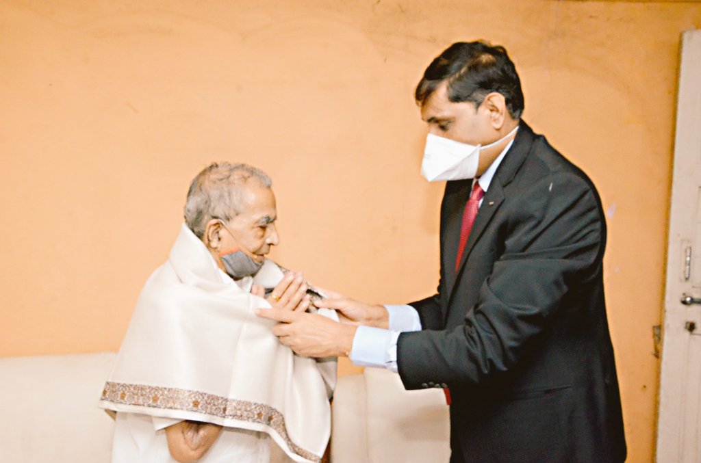 Felicitation of Freedom Fighters, Sh.Ravindra Vaidya, Palghar, Maharashtra by District Collector Dr. Kailas Shinde on behalf of the Honourable President of India on the occasion of anniversary of the Quit India Movement @rashtrapatibhvn #SalutingFreedomFighters