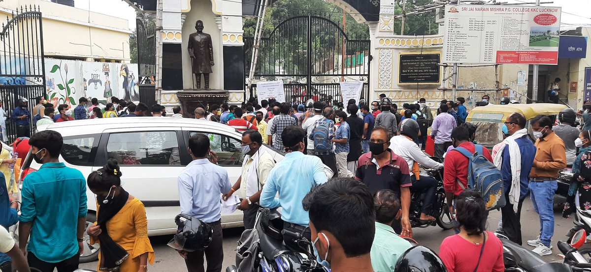 skumar274's tweet photo. आखिर @lkouniv के कुलपति और अन्य प्रशासनिक अधिकारी इस संक्रमण काल में #UP_BEd परीक्षा करवा कर साबित क्या करना चाहते हैं? सोशल डिस्टैंसिंग की धज्जियां उड़ाकर इन लोगों ने समाज और प्रदेश को कितने बड़े खतरे में झोंक दिया है, इसका अंदाजा नहीं होगा इन्हें। https://t.co/UM4oFhxFod
