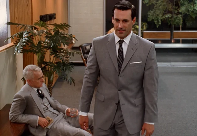 Si vous avez regardé la série Mad Men(2007), se déroulant dans les années 60, vous avez certainement remarqué cela. Forcément qui dit revers étroit, dit rétrécissement de la largeur des cravates, d'où la surabondance des cravates slims.