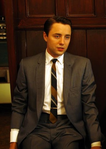 Si vous avez regardé la série Mad Men(2007), se déroulant dans les années 60, vous avez certainement remarqué cela. Forcément qui dit revers étroit, dit rétrécissement de la largeur des cravates, d'où la surabondance des cravates slims.