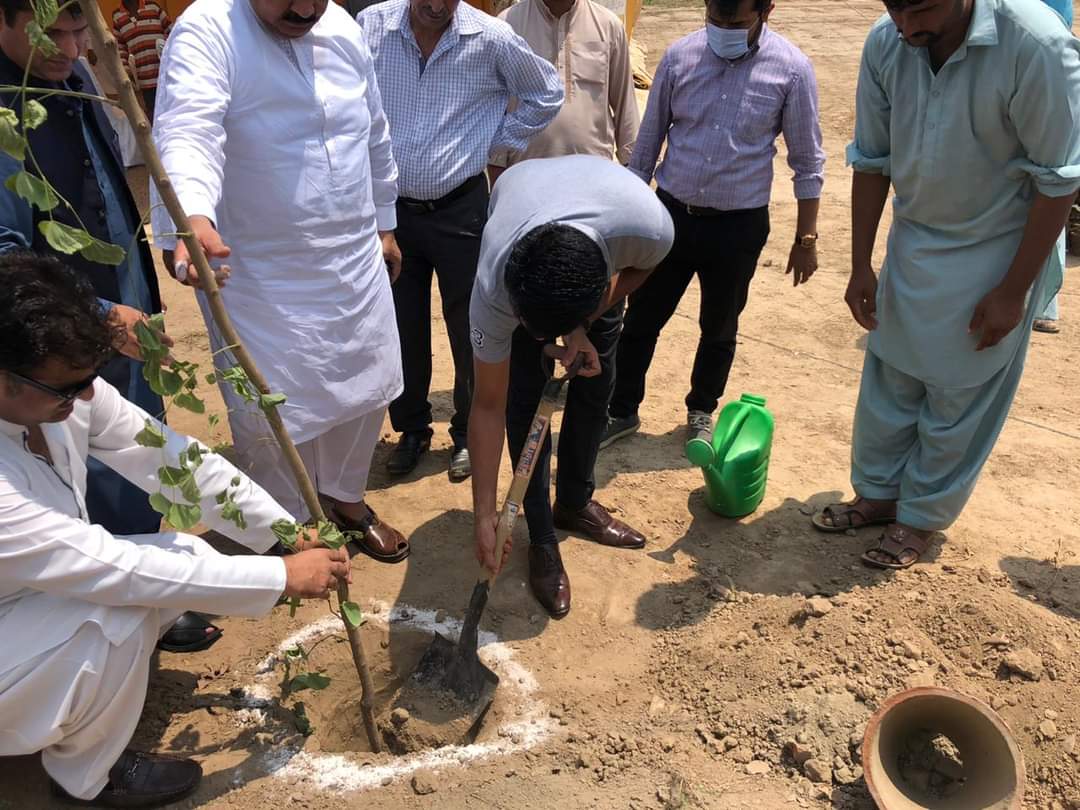 ڈپٹی کمشنر محمد علی کی ہدایت پر اسسٹنٹ کمشنر ہیومن ریسورسز محمد مدثر نواز واپڈا سٹی اور وکلاء کالونی کینال روڑپر 7ہزار پودے لگوارہے ہیں <a href="/PakPMO/">Prime Minister's Office</a> @punjab_chief <a href="/CMPunjabPK/">.</a> <a href="/MashwaniAzhar/">Azhar Mashwani</a> #10BillionTreeTsunami #tigerforceday #PlantforPakistan