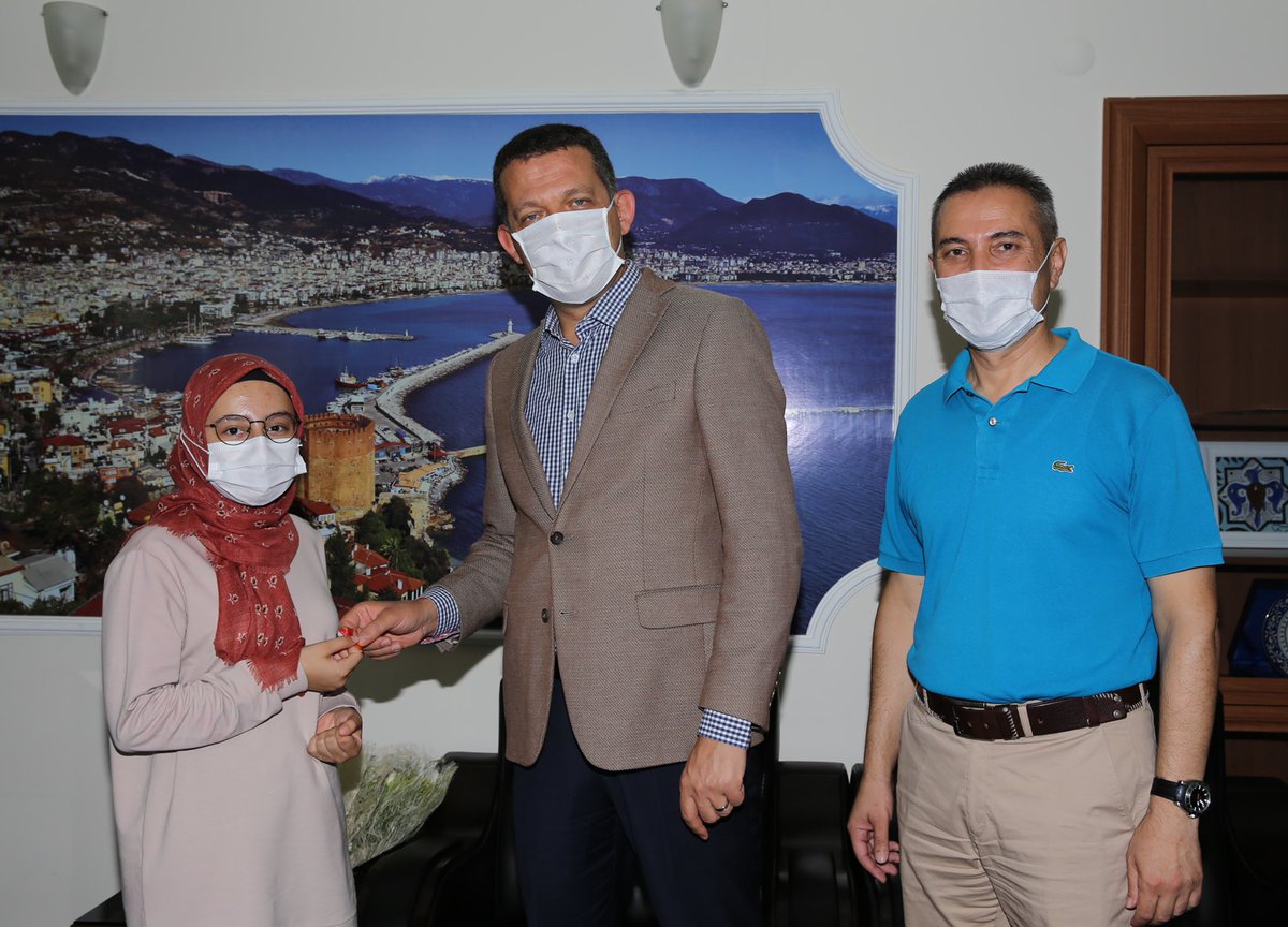 alanya_tc's tweet photo. LGS Sınavında tüm soruları doğru cevaplayarak tam puan alan ve Türkiye Birincisi olan ilçemizden Zeynep Yaşar ve  Kerem Babaoğlu Alanya Kaymakamı Dr Fatih Ürkmezer tarafından ödüllendirildi #Alanya #lgs2020 #lgs #LGStercih https://t.co/Br9tm89ksV
