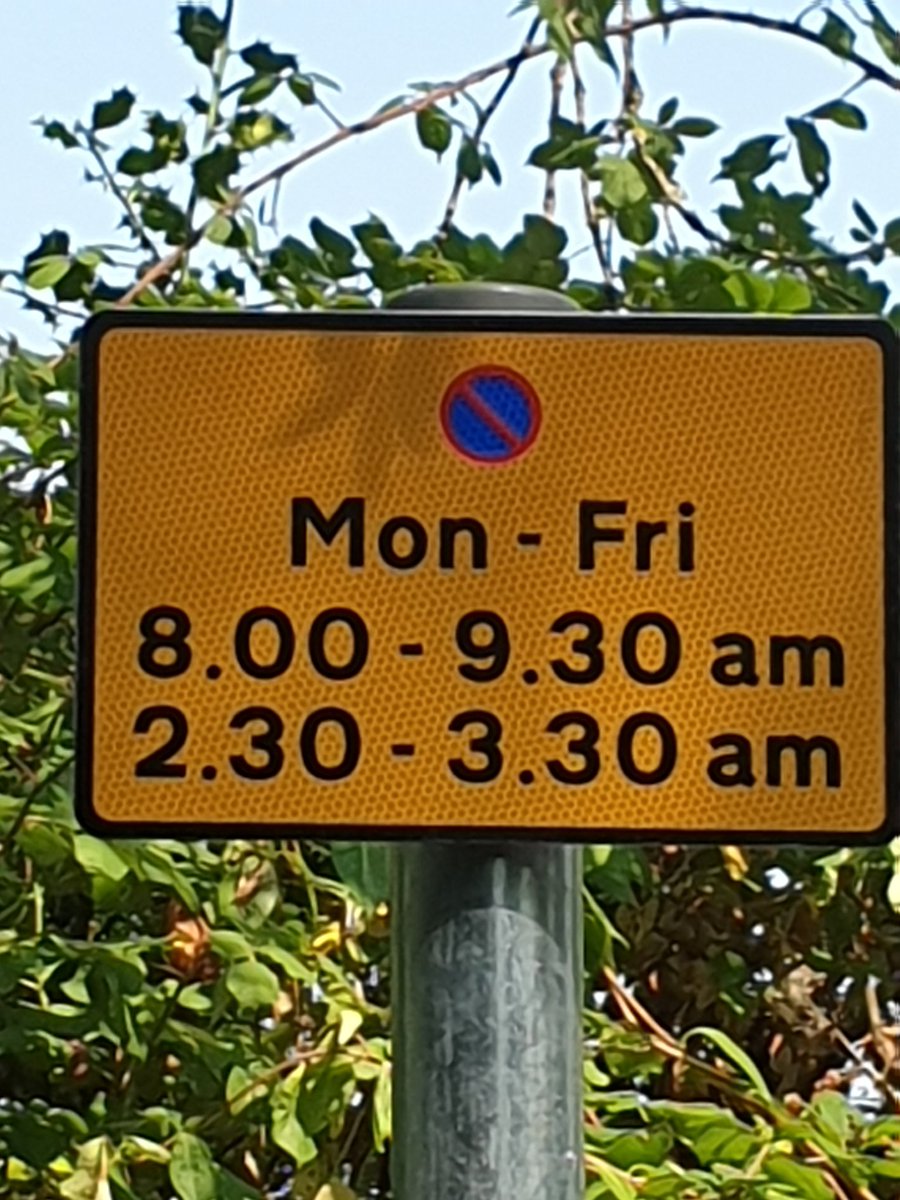 crazytrazy40's tweet photo. #surreycountycouncil #wokingboroughcouncil #willforster. Lovely new parking signs on Bonsey Lane, Woking. What on earth happens that early in the morning? ππ https://t.co/YEKfFwFsEh