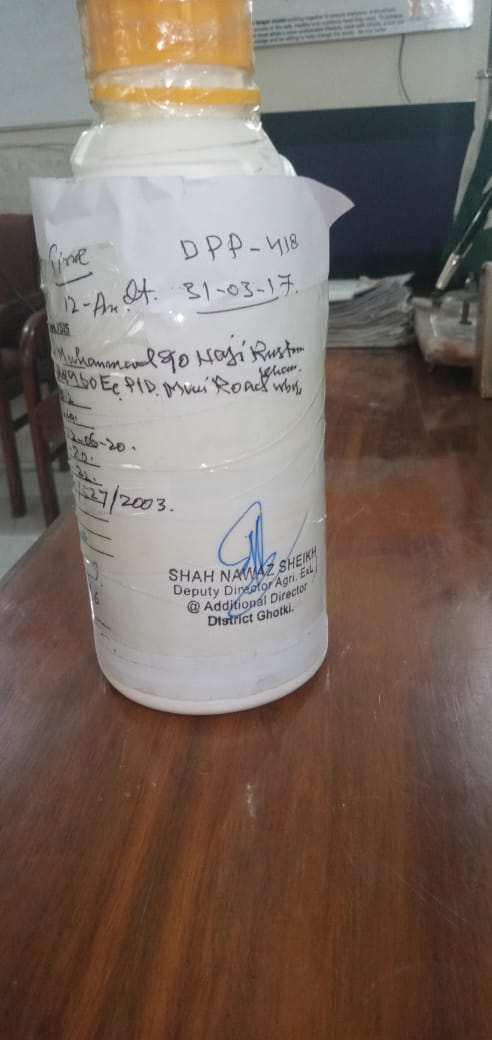 khalidvonsaleem's tweet photo. Teams of Agriculture Ext Dept #Ghotki taking action against dealers selling substandard pesticides &amp; robbing poor farmers of their hard earned money. FIR registered against the delinquent.
For complaints related to pesticides &amp; fertilizers:
Mr Shahnawaz Sheikh Dy Dir
0300 3190306 https://t.co/4CWaPHZqt6