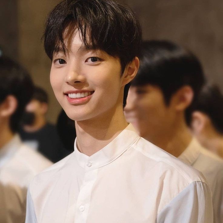 EJ stans- very nice people with loads of uwu- cries bc of "puppy-like cuteness" - "his smile is so breathtaking" - "tiktokerist wbk" "drop that tiktok acc" ksksksksksks #EJ_ILAND