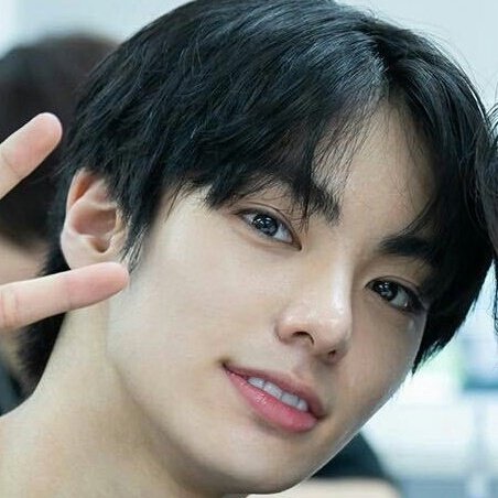 Youngbin stans- precious af- "CAN WE TALK ABOUT YOUNGBIN'S VISUALS?!?!"- *zooms in to Youngbin's face*- "Youngbin's stylist in I& Credible deserves a raise" #YOUNGBIN_ILAND