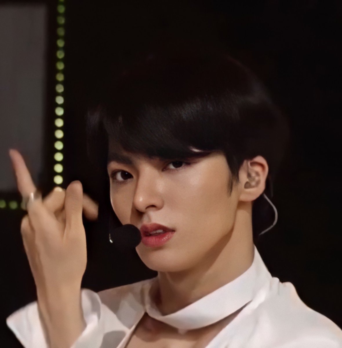 Youngbin stans- precious af- "CAN WE TALK ABOUT YOUNGBIN'S VISUALS?!?!"- *zooms in to Youngbin's face*- "Youngbin's stylist in I& Credible deserves a raise" #YOUNGBIN_ILAND