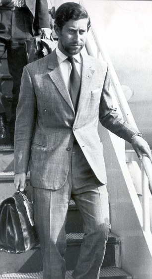 On peut considérer que c'est le costume des années 60 qui a inspiré la tenue du business man du XXIe siècle. N'est-ce pas similaire à ce que vous trouvez en banque, finance, cabinets d'avocats et dans le métro ?La troisième photo(Prince Charles)date de 1975.