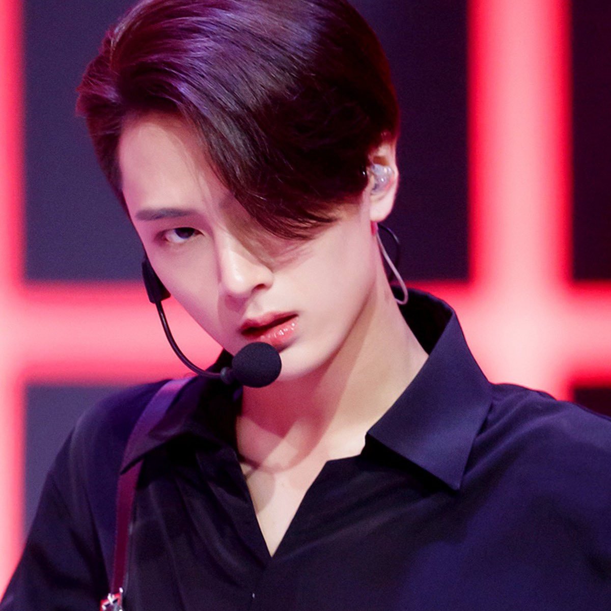 Jay stans- LOUD AF & WE LOVE IT  crackheads - has Jay as their bias wrecker - "i got pushed" enthusiasts- showers him with compliments but attacks him for not washing the dishes - loves Jay wholeheartedly but won't trust him in a zombie apocalypse #JAY_ILAND