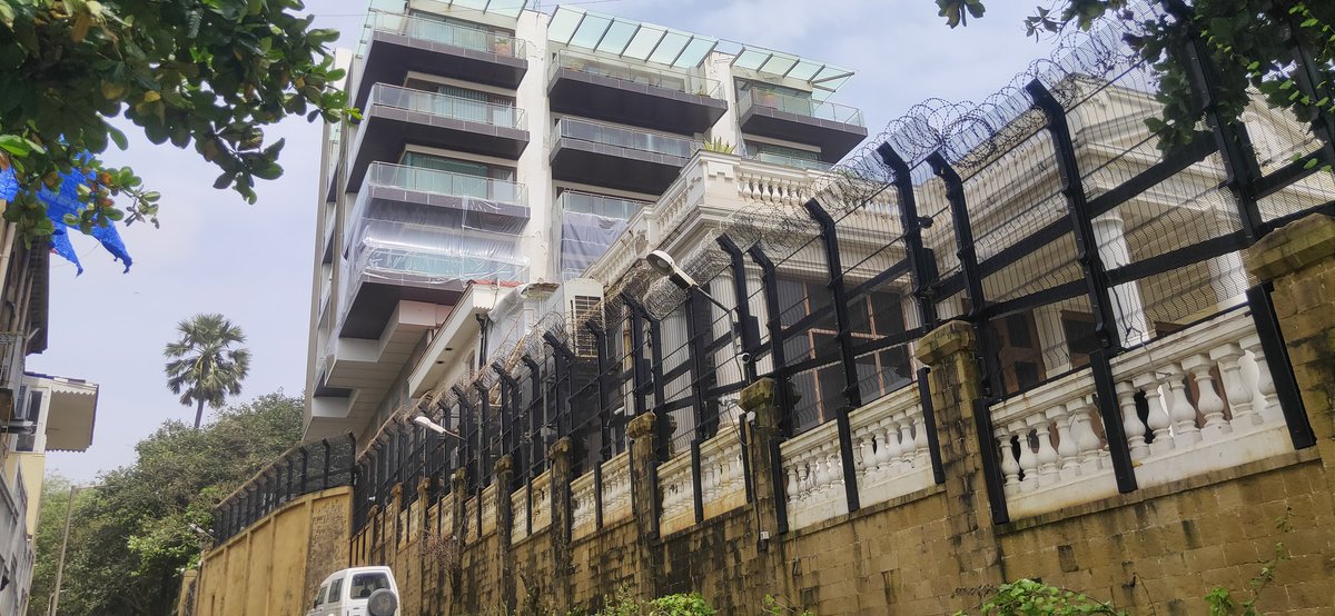 teamsrkfc's tweet photo. [ E X C L U S I V E ]: Home is where the heart is! Every SRKians heart-place!

From front gate to back gate. #Mannat 

@iamsrk

#ShahRukhKhan #TeamShahRukhKhan https://t.co/ZxLMMlVgHD