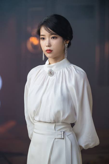 “If we couldn’t get  #IU, Plan B was to reverse the relationship,making it a story of a male hotel owner & female manager.But we may lose the originality & wouldn’t be able to do reversed gender roles w a female boss. So it had to be IU no matter what.”-Hong Jung-eun,Scriptwiter